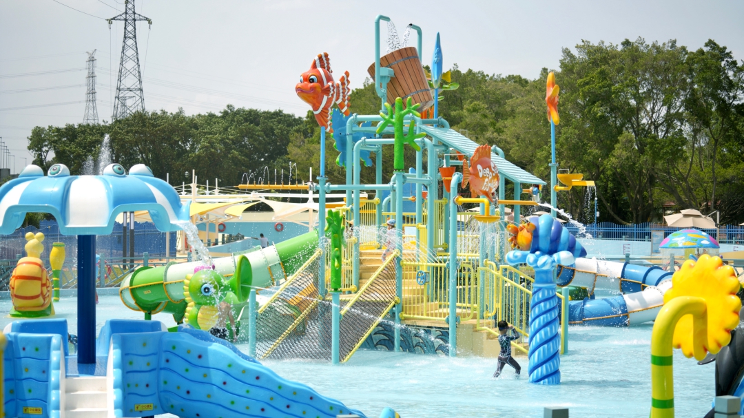 戏水不亦乐乎 亲子流连忘返