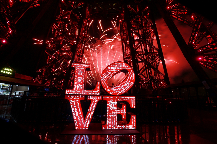 浪漫烟花+告白气球雨，深圳世界之窗将浪漫进行到底