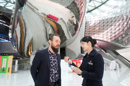 深圳文旅再“上分” AI翻译器成外籍游客“贴心导游”