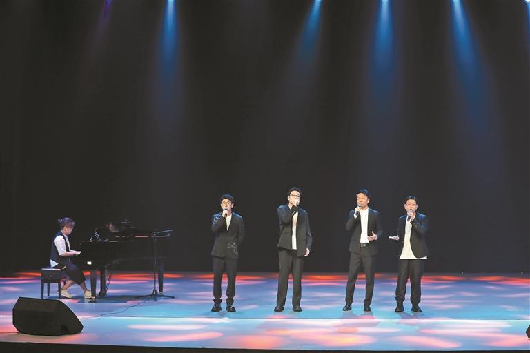 市民登台展歌喉 现场观众一起嗨