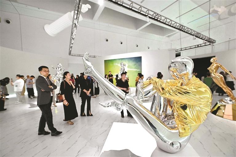 12米高“机械姬”空降鹏城 空山基大型特展“对话”科技之城深圳