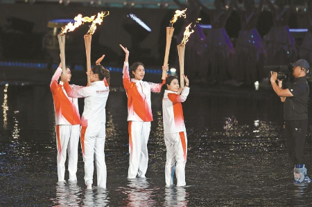 现场足球比分
人闪耀十五运开幕式 现场足球比分
人闪耀十五运开幕式